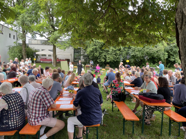 Gäste auf dem Sommerfest der Pauluskirche Ergolding 2024